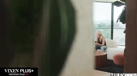 La vecina rubia se moria de ganas por probar la polla del vecino negro