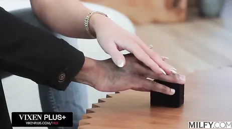 La vecina rubia se moria de ganas por probar la polla del vecino negro