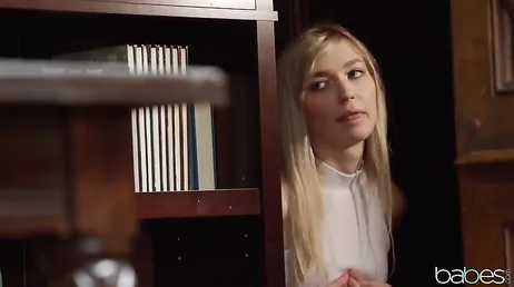 Se masturba mirando cómo follan en la biblioteca: qué ganas de unirse!