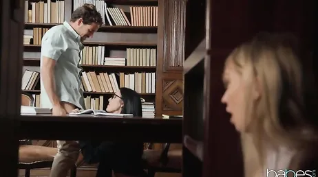 Se masturba mirando cómo follan en la biblioteca: qué ganas de unirse!