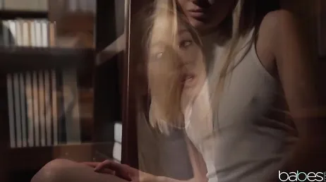 Se masturba mirando cómo follan en la biblioteca: qué ganas de unirse!