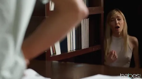 Se masturba mirando cómo follan en la biblioteca: qué ganas de unirse!