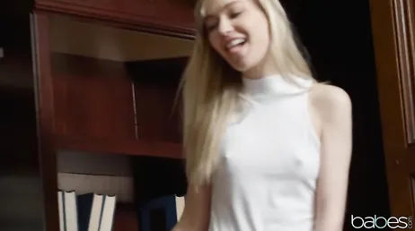 Se masturba mirando cómo follan en la biblioteca: qué ganas de unirse!