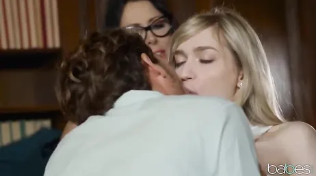 Se masturba mirando cómo follan en la biblioteca: qué ganas de unirse!