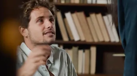 Se masturba mirando cómo follan en la biblioteca: qué ganas de unirse!