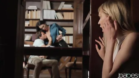 Se masturba mirando cómo follan en la biblioteca: qué ganas de unirse!