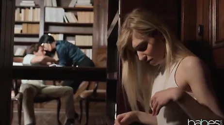 Se masturba mirando cómo follan en la biblioteca: qué ganas de unirse!