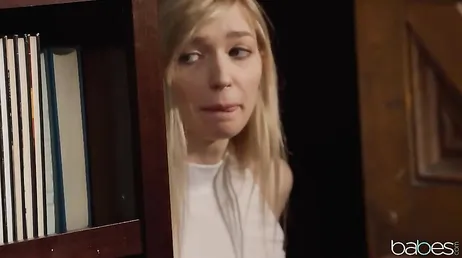 Se masturba mirando cómo follan en la biblioteca: qué ganas de unirse!