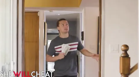 Su hermanastro le da un masaje relajante en los pies: qué follada le espera