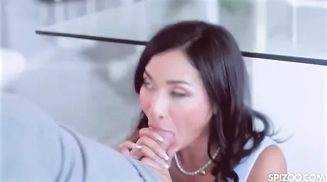 La hermana de su novia no parece llevar bragas: menudo culo que tiene ... !!