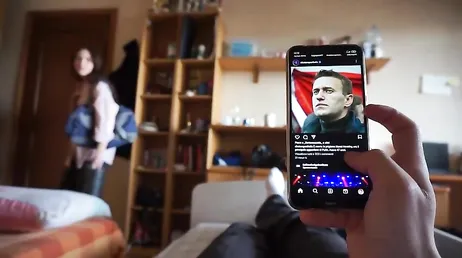 Su novio le da un masaje en el cuarto y acaba clavándole la polla entera