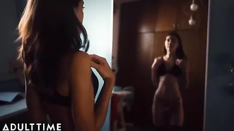 En cuanto su novia le ve ponerse con el movil ... se come su polla !!