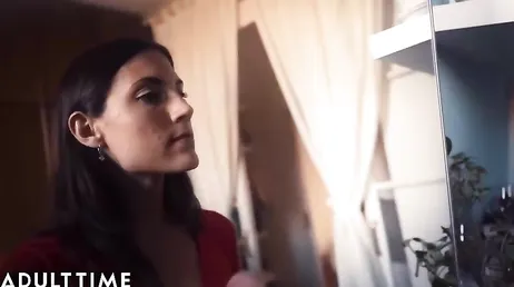 En cuanto su novia le ve ponerse con el movil ... se come su polla !!