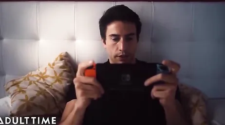 En cuanto su novia le ve ponerse con el movil ... se come su polla !!