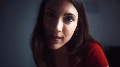 En cuanto su novia le ve ponerse con el movil ... se come su polla !!