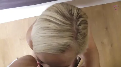 Recibe al vecino en medias negras y de rodillas para mamar su polla