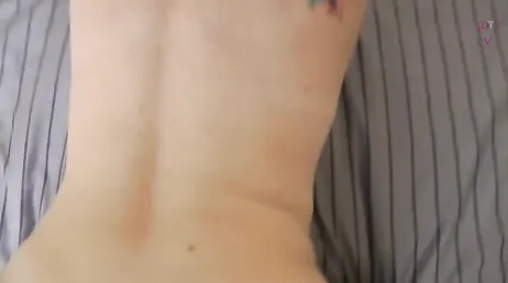 Recibe al vecino en medias negras y de rodillas para mamar su polla