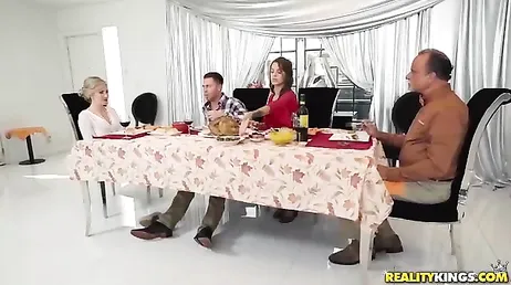 El novio de mi hija tiene una mancha muy rara en los pantalones ... qué cerdo!