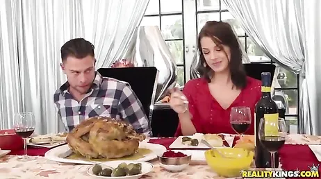 El novio de mi hija tiene una mancha muy rara en los pantalones ... qué cerdo!