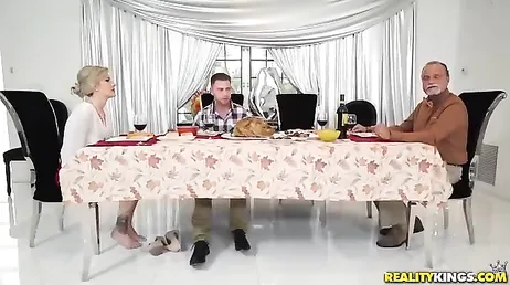 El novio de mi hija tiene una mancha muy rara en los pantalones ... qué cerdo!