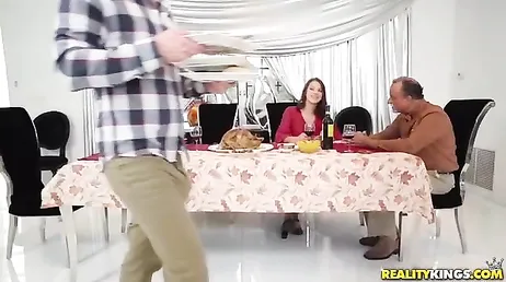 El novio de mi hija tiene una mancha muy rara en los pantalones ... qué cerdo!