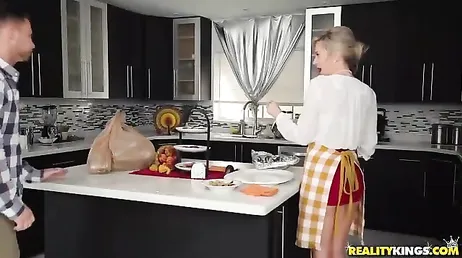 El novio de mi hija tiene una mancha muy rara en los pantalones ... qué cerdo!