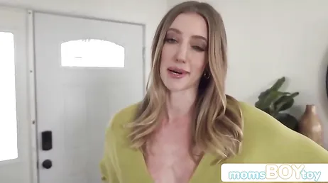 La madre de mi novia se me pone encima para cabalgar mi polla ... !!