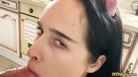 Pareja caliente follando en la cocina antes de prepararse la cena