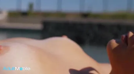 Pillo desprevenida a mi cuñada en las vacaciones y acabamos follando