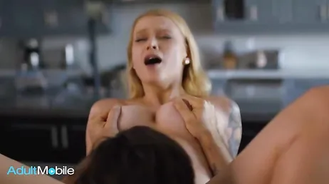 Pillo desprevenida a mi cuñada en las vacaciones y acabamos follando