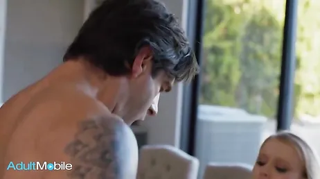 Pillo desprevenida a mi cuñada en las vacaciones y acabamos follando