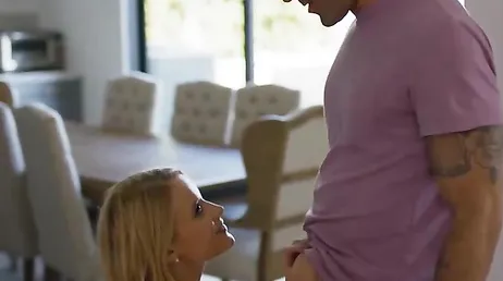 Pillo desprevenida a mi cuñada en las vacaciones y acabamos follando