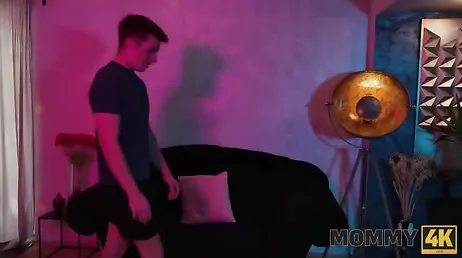 El novio de mi hija se queda a dormir en casa: menudas ganas de follármelo .. !!