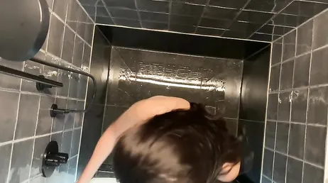 Sexy chica amateur dándose una ducha relajante después del gimnasio