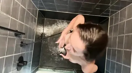 Sexy chica amateur dándose una ducha relajante después del gimnasio