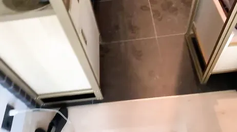 Sexy chica amateur dándose una ducha relajante después del gimnasio