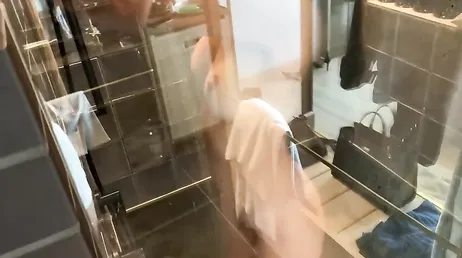 Sexy chica amateur dándose una ducha relajante después del gimnasio