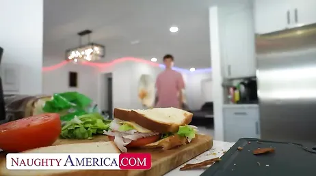 Le pido a mi hijastro que me prepare un sandwich y mete la polla entre los panes!