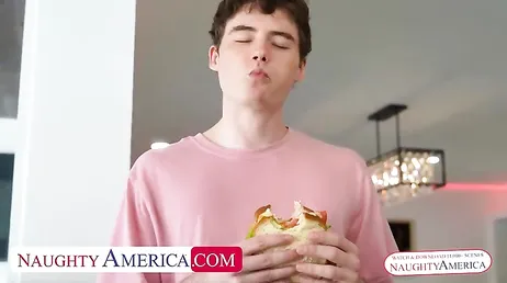 Le pido a mi hijastro que me prepare un sandwich y mete la polla entre los panes!