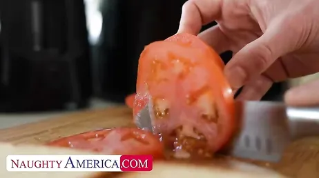 Le pido a mi hijastro que me prepare un sandwich y mete la polla entre los panes!