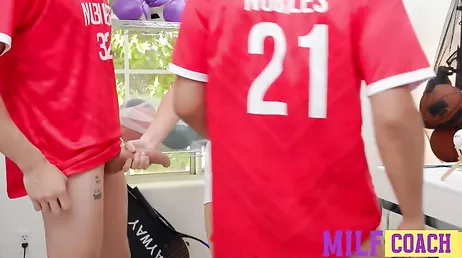 La esposa del entrenador se encarga de motivar a los jugadores a su manera