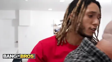 Dos amigos de su hijo se turnan para follarla: qué madura mas viciosa!