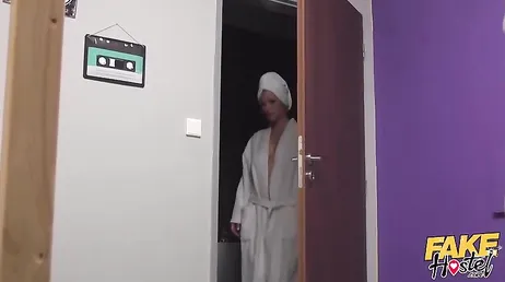 Haciendo un trio con dos desconocidas en el hostel donde duerme