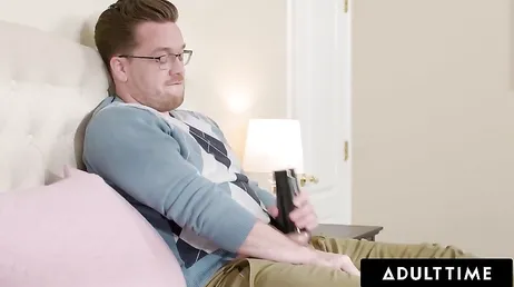 Sorprende al padre de su novio haciéndose una paja en su dormitorio