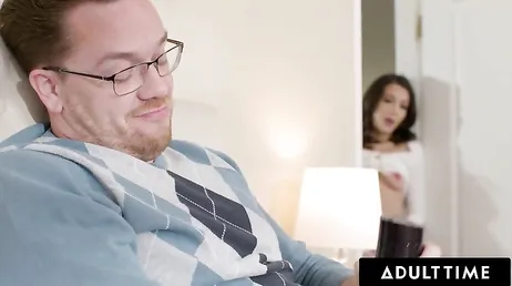 Sorprende al padre de su novio haciéndose una paja en su dormitorio