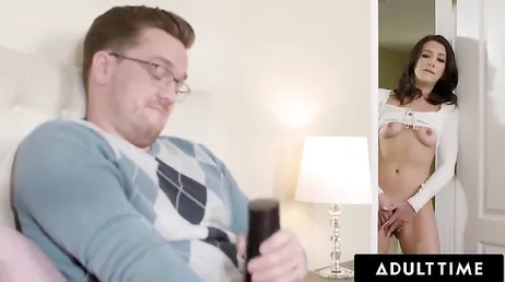 Sorprende al padre de su novio haciéndose una paja en su dormitorio