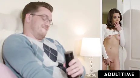 Sorprende al padre de su novio haciéndose una paja en su dormitorio