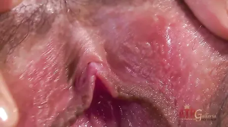 Caliente universitaria se desnuda y se masturba en el sofa: menudo culo tiene