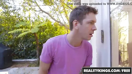 Harto de espiar a la vecina decide plantarse en su casa e intentar seducirla