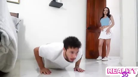 Las buenas amigas comparten las pollas grandes y esta chica lo hace ... !!